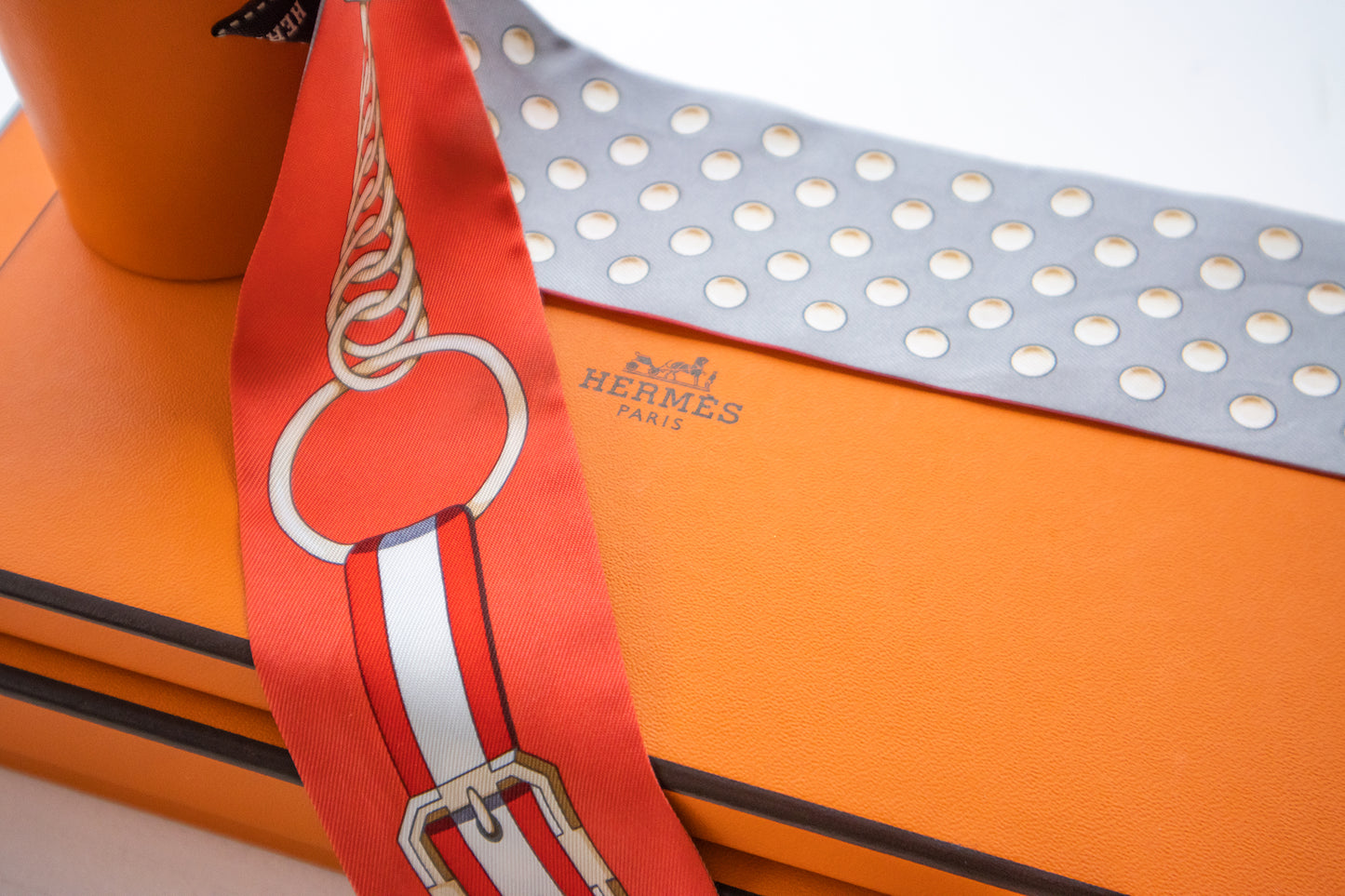 Hermès - Twilly Seide Orange und Grau mit Punkten