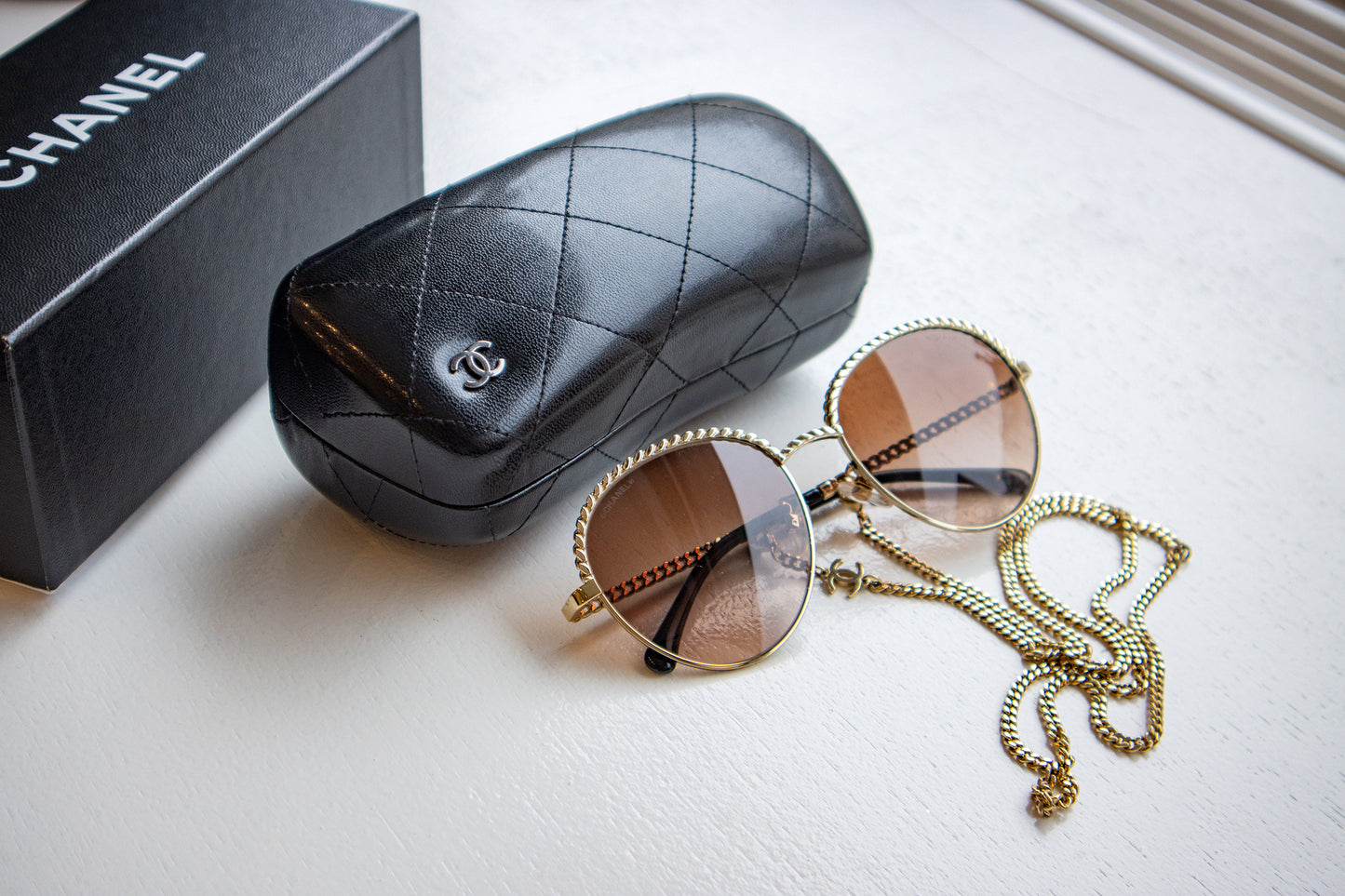 Chanel - Sonnenbrille mit Kette