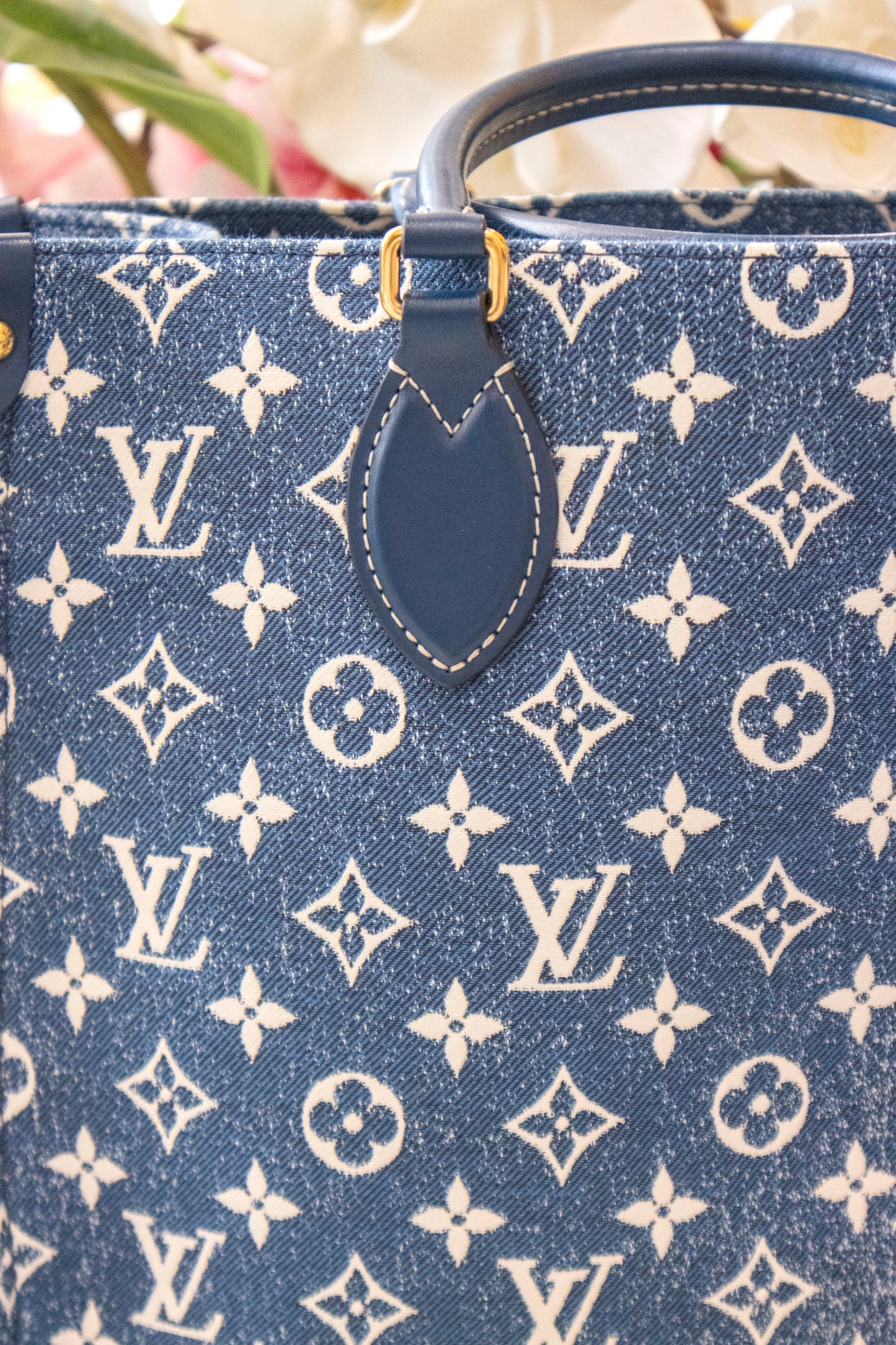 Louis Vuitton - Onthego MM Tote Bag Denim Blau