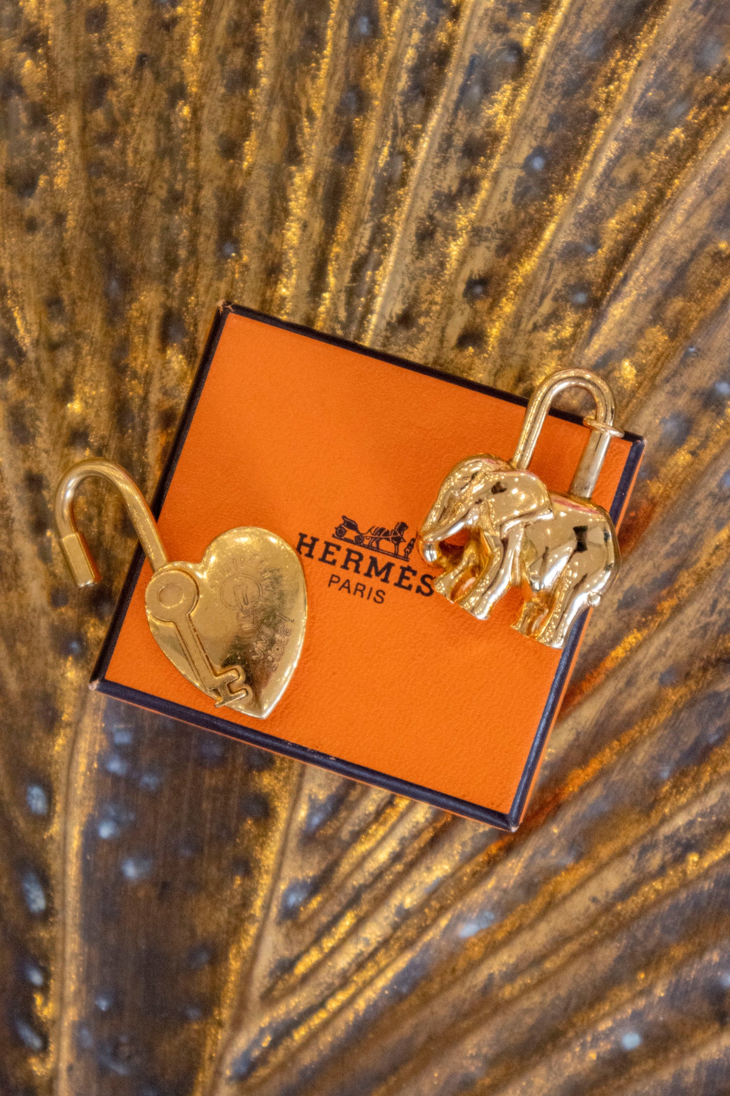 Hermès - Taschenschmuck aus Metall - Gold