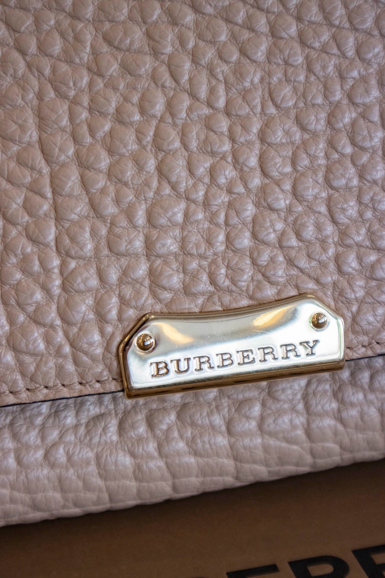 Burberry - Mildenhall Schultertasche aus Leder in Beige