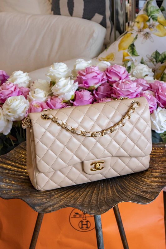 Chanel - Jumbo Classic Doppelklappe Tasche aus Lammfell in Beige