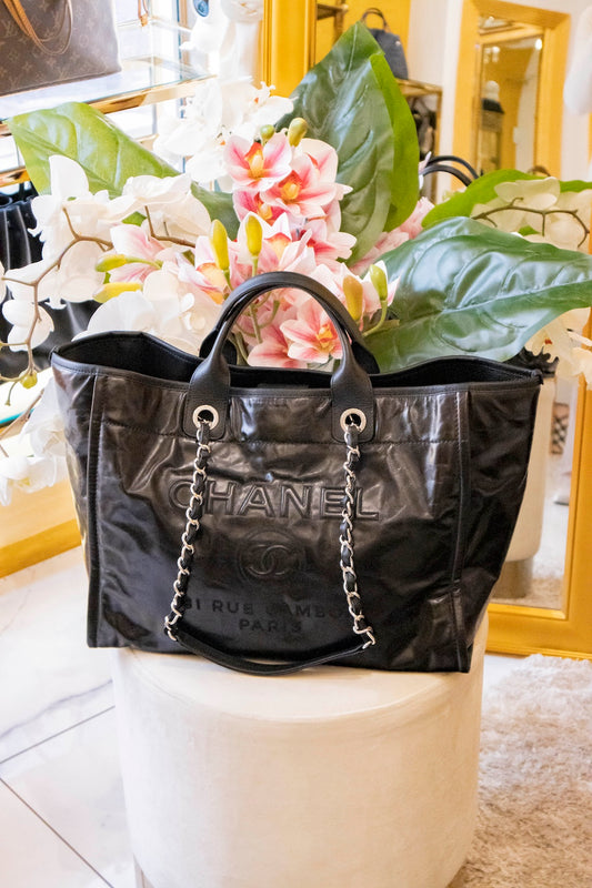 Chanel - Deauville Lackleder Handtasche Schwarz