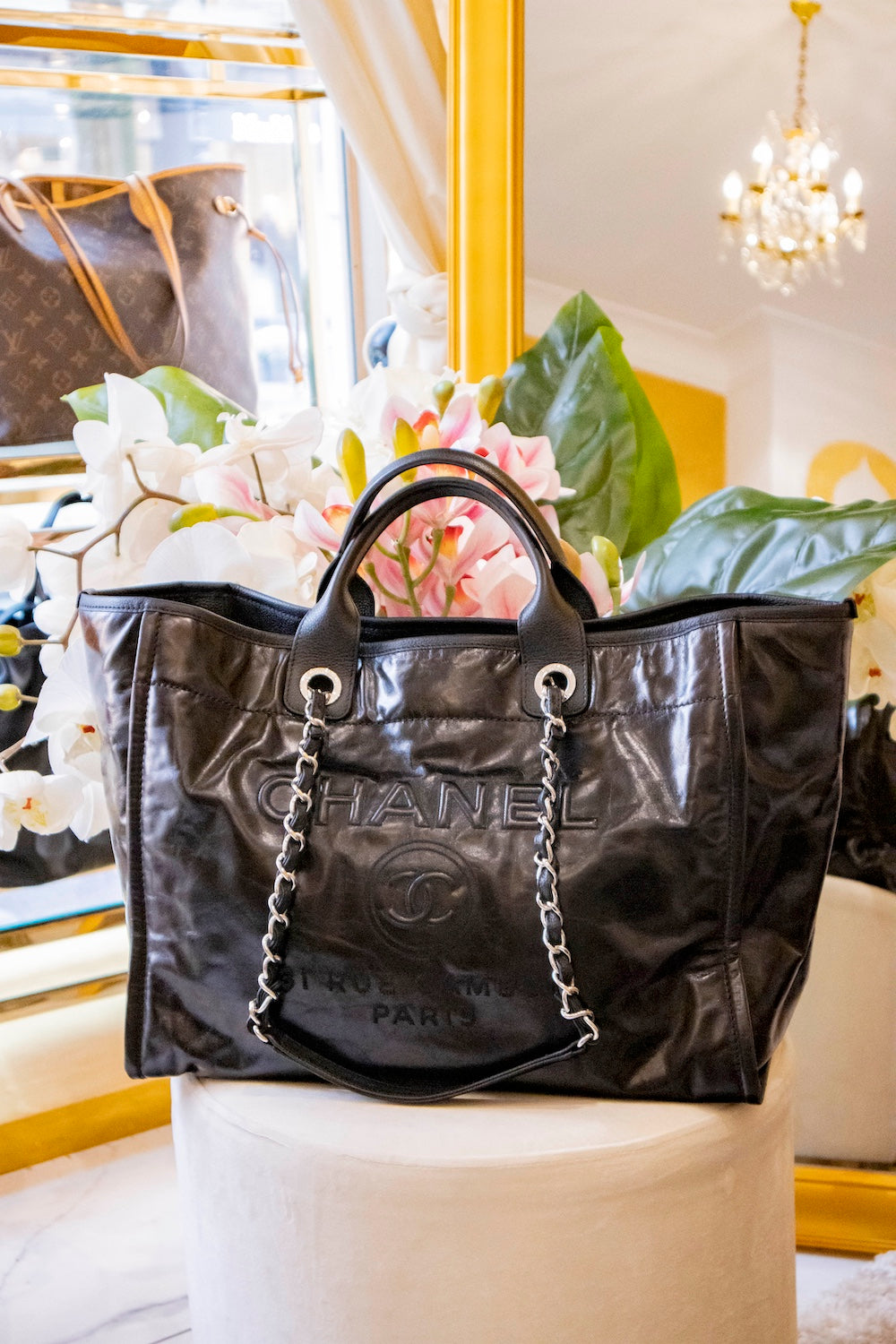 Chanel - Deauville Lackleder Handtasche Schwarz