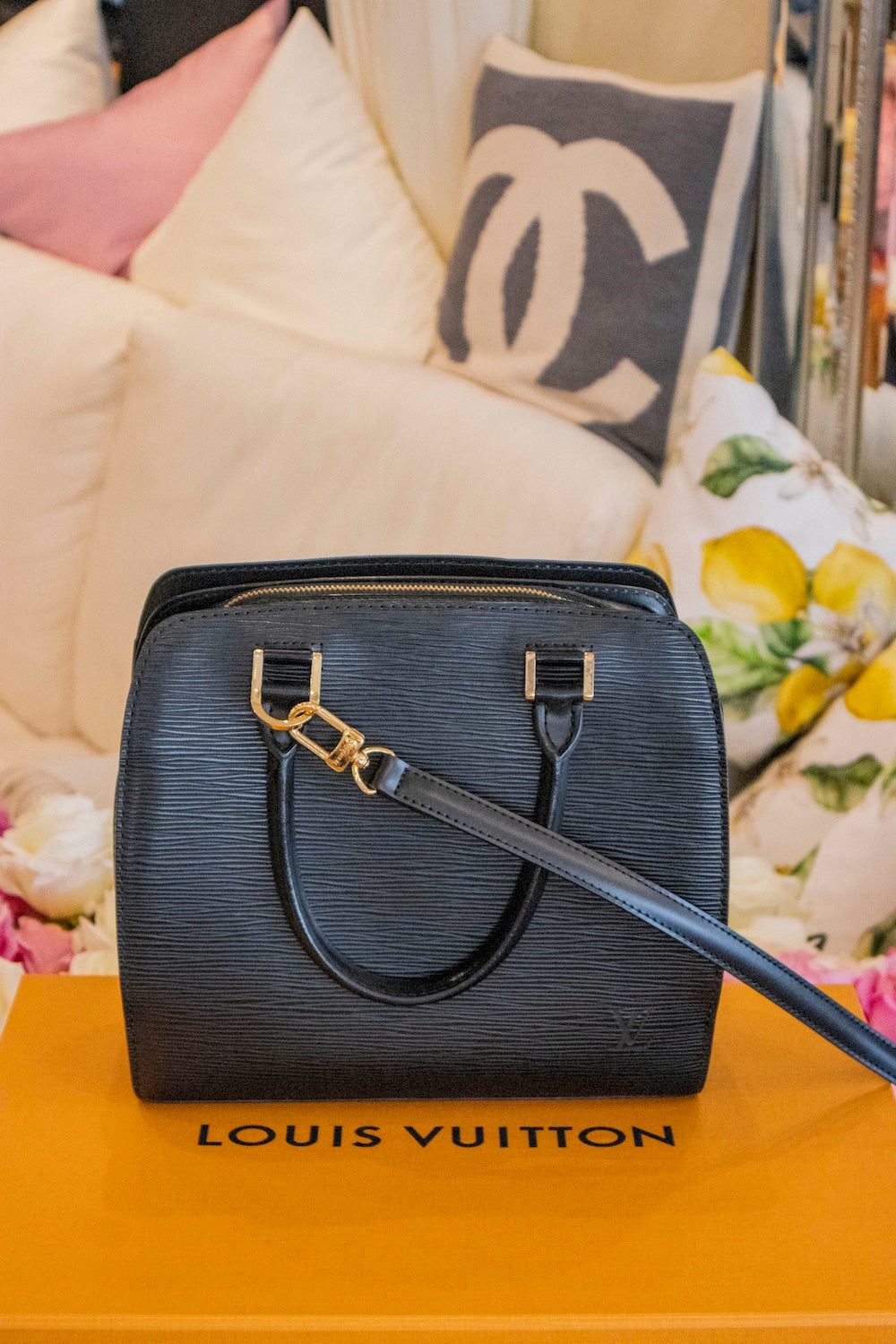 Louis Vuitton - Pont Neuf PM Epi Leder Schwarz