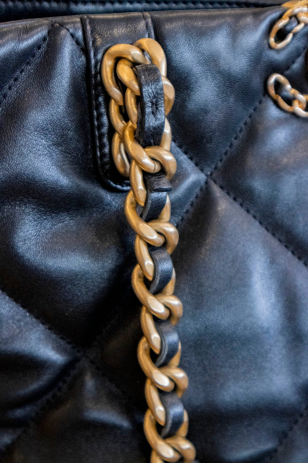 Chanel - 19 Shopping Tote Lammleder Schwarz