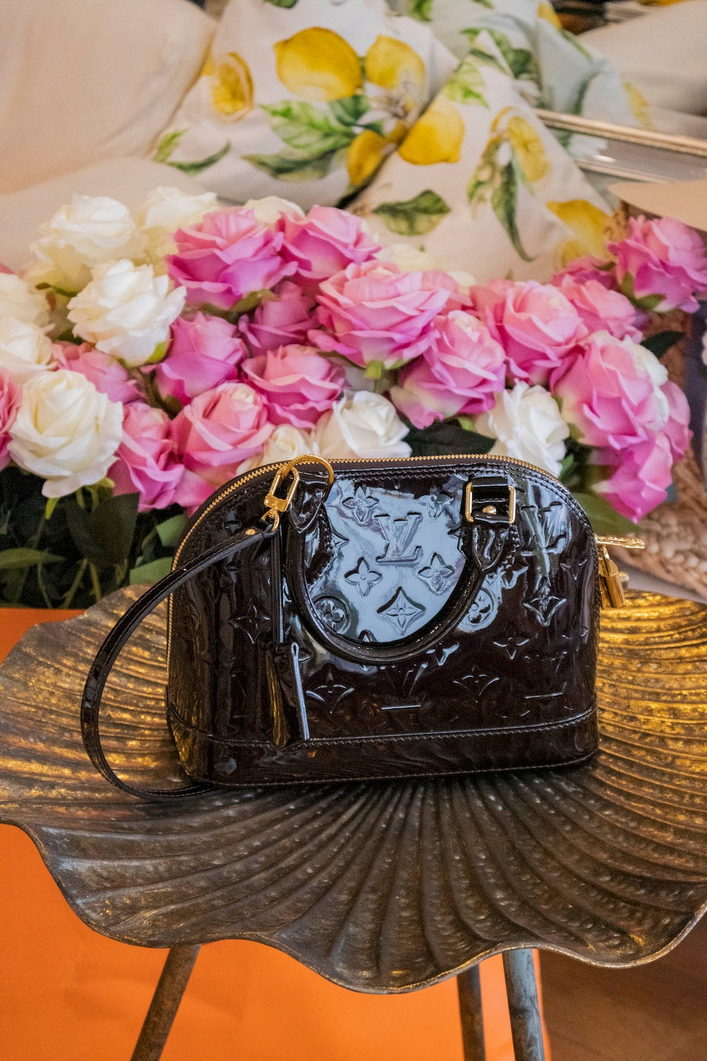 Louis Vuitton - Alma BB Lackleder Handtasche Bordeaux