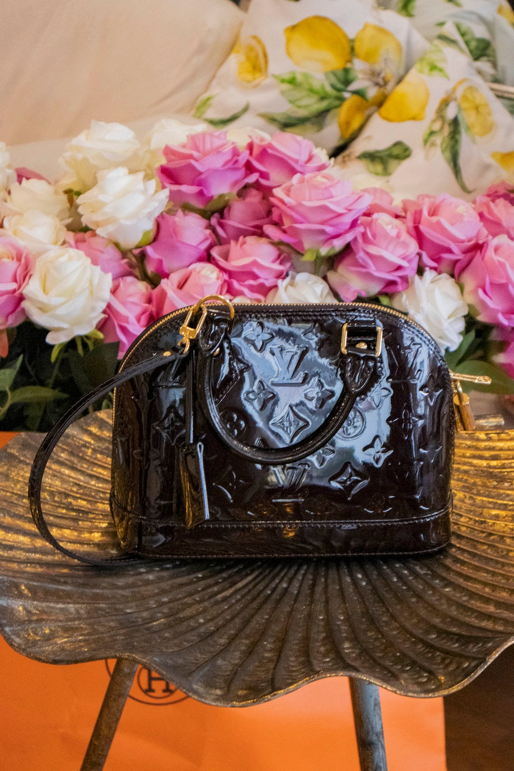 Louis Vuitton - Alma BB Lackleder Handtasche Bordeaux