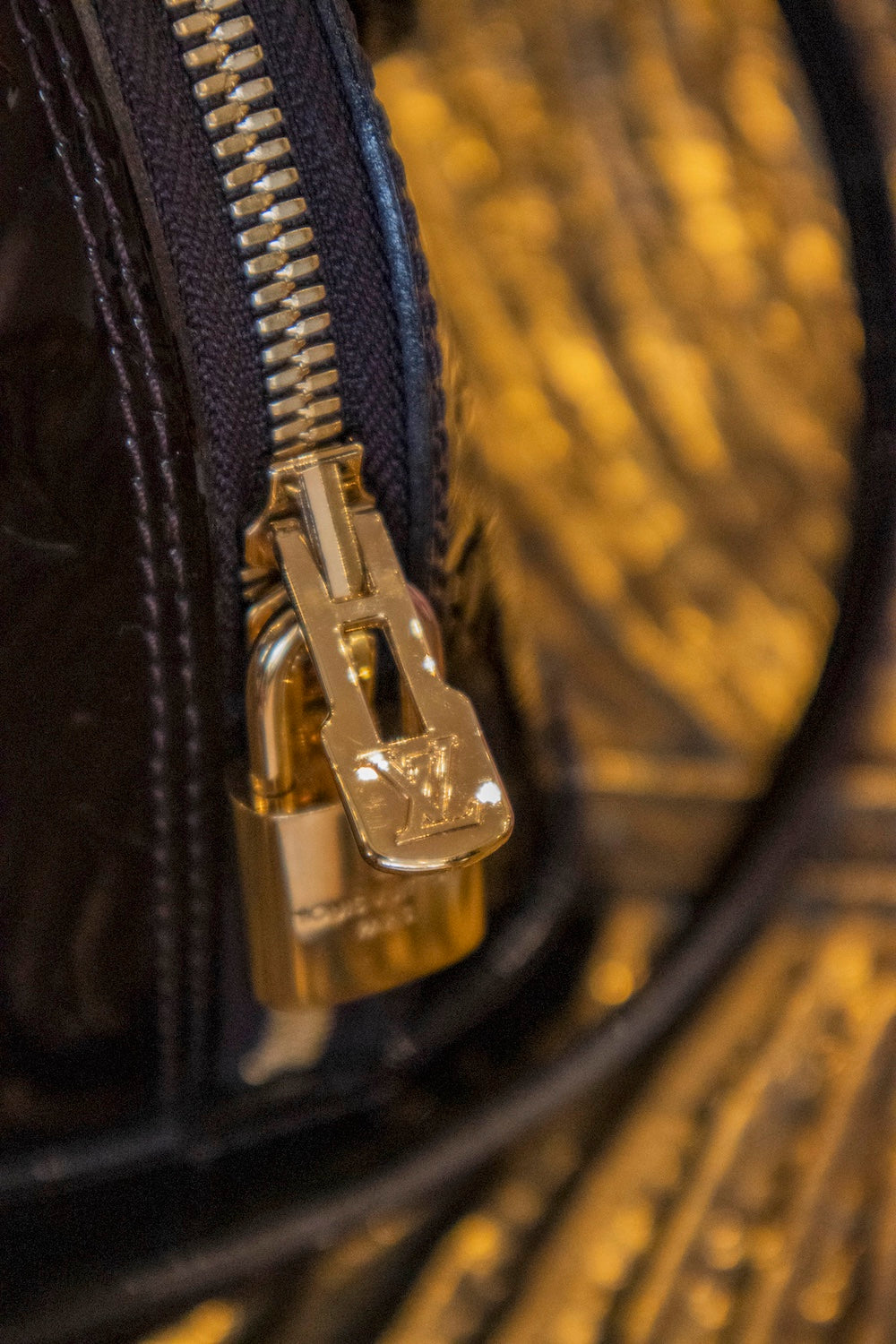 Louis Vuitton - Alma BB Lackleder Handtasche Bordeaux