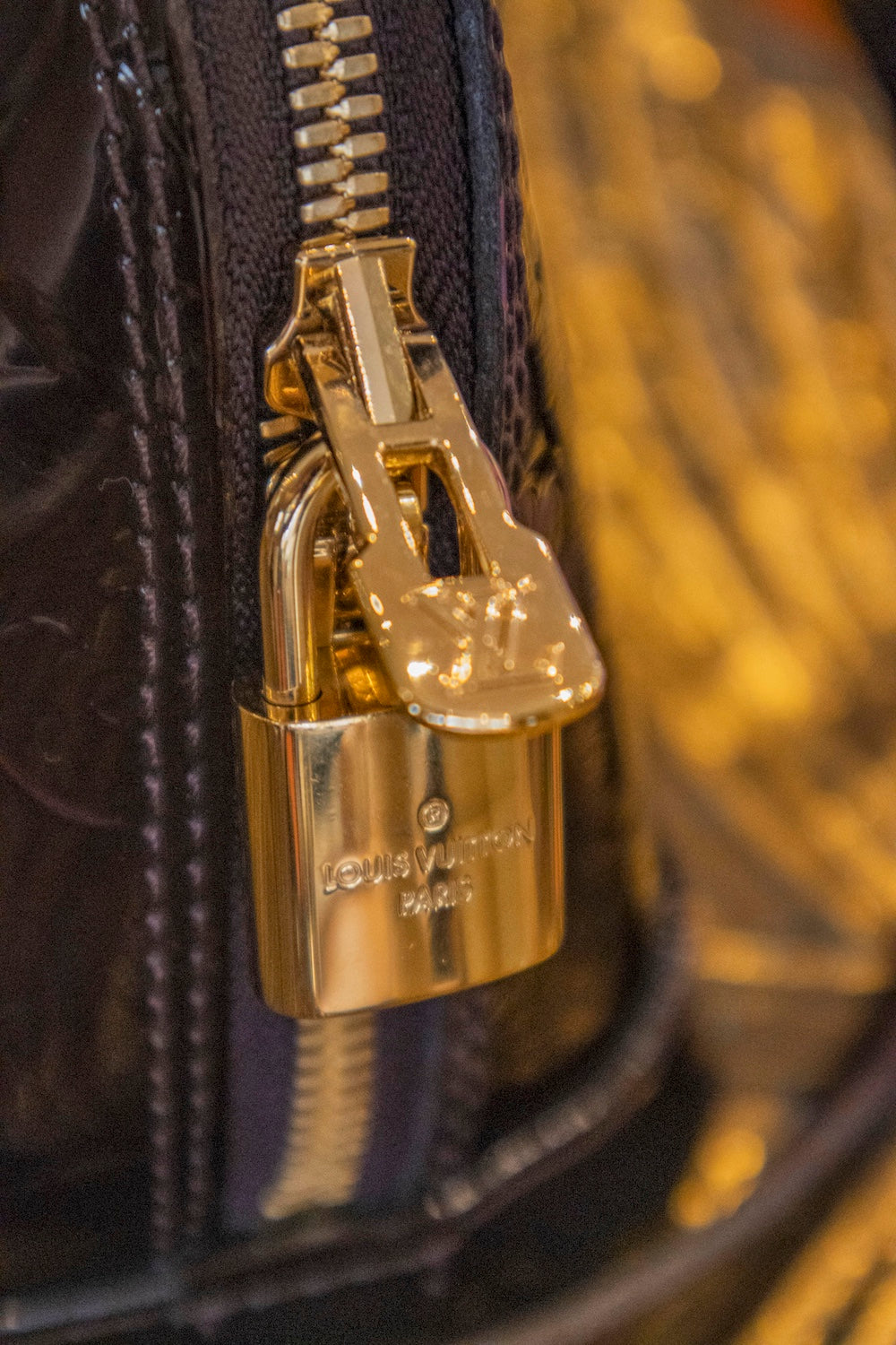 Louis Vuitton - Alma BB Lackleder Handtasche Bordeaux