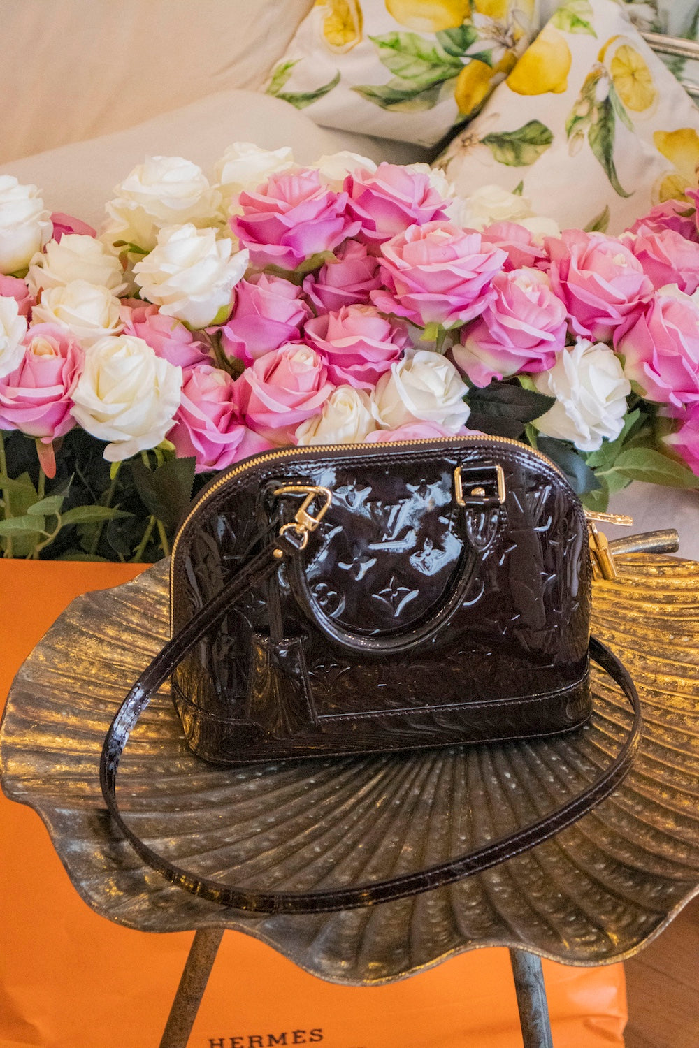 Louis Vuitton - Alma BB Lackleder Handtasche Bordeaux