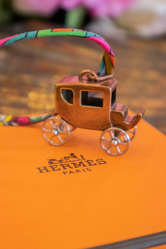 Hermès - Charm-Anhänger "Pferdekutsche"