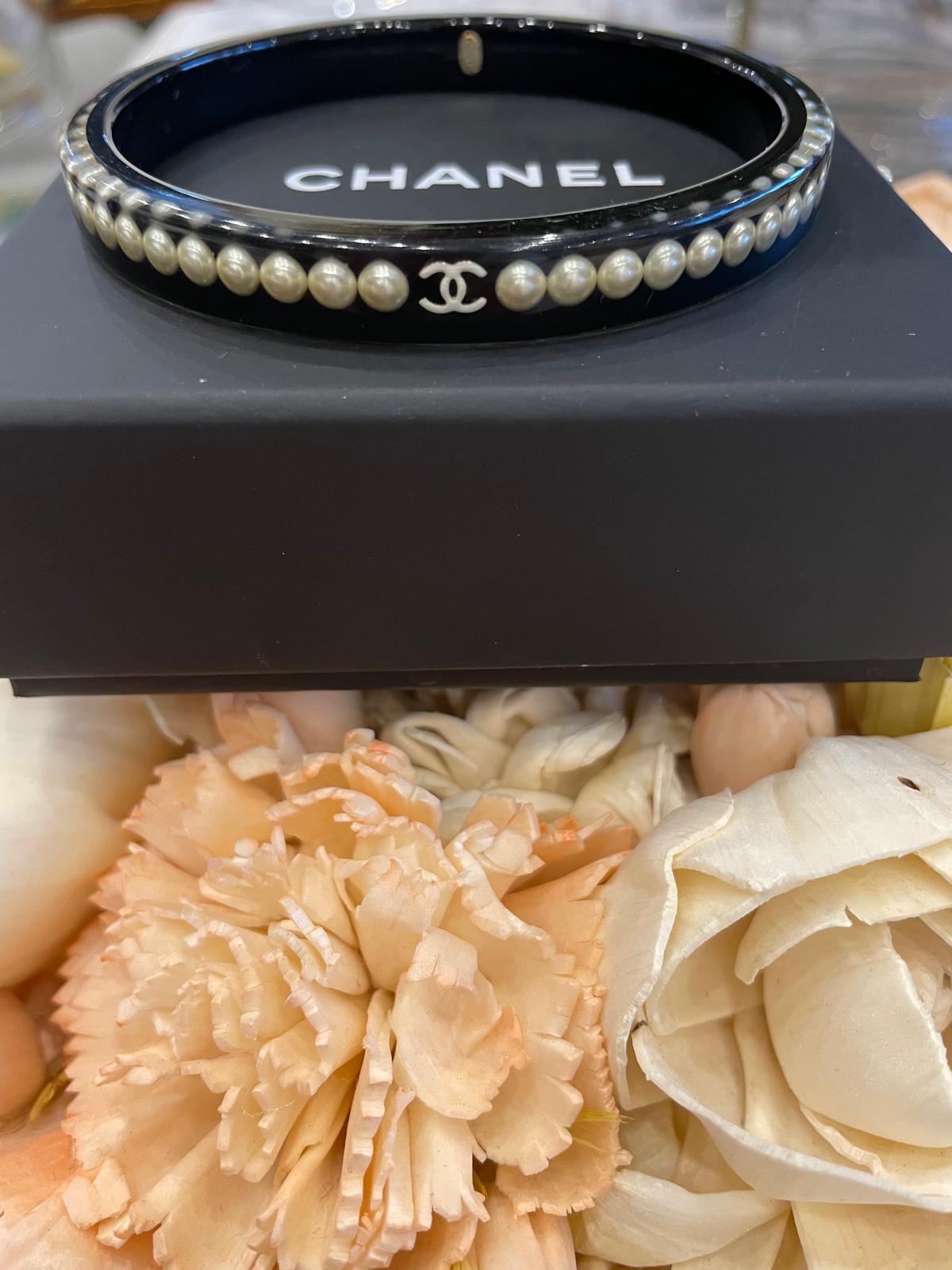 Chanel - Armreif schwarz mit Perlen