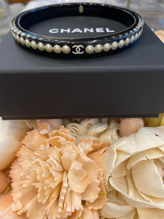 Chanel - Armreif schwarz mit Perlen