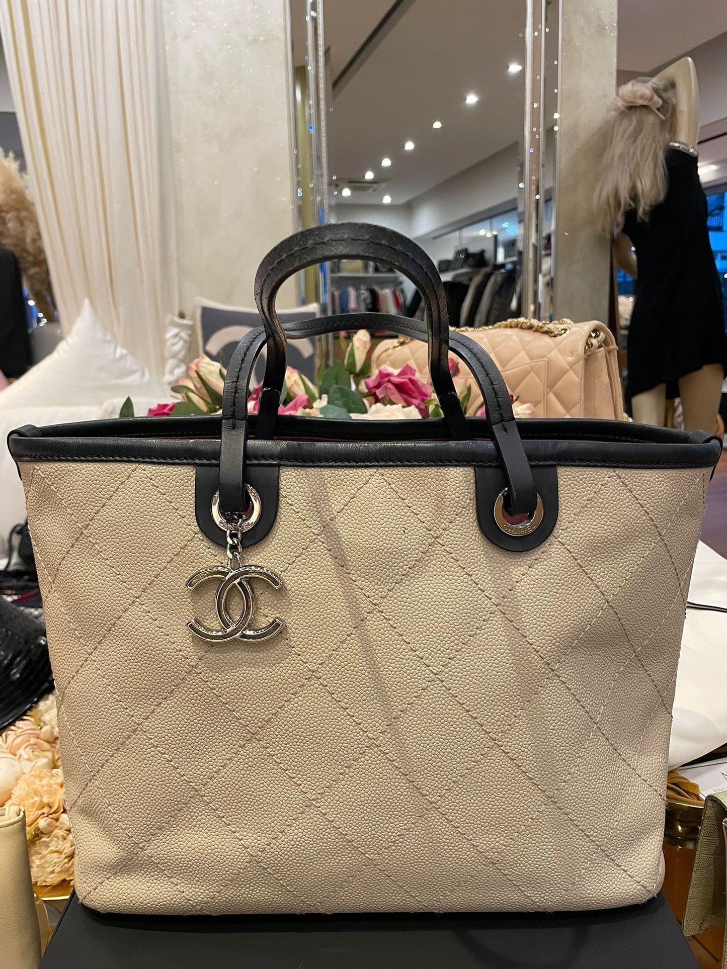 Chanel - Shopper Caviar Leder Sand Silberne Hardware