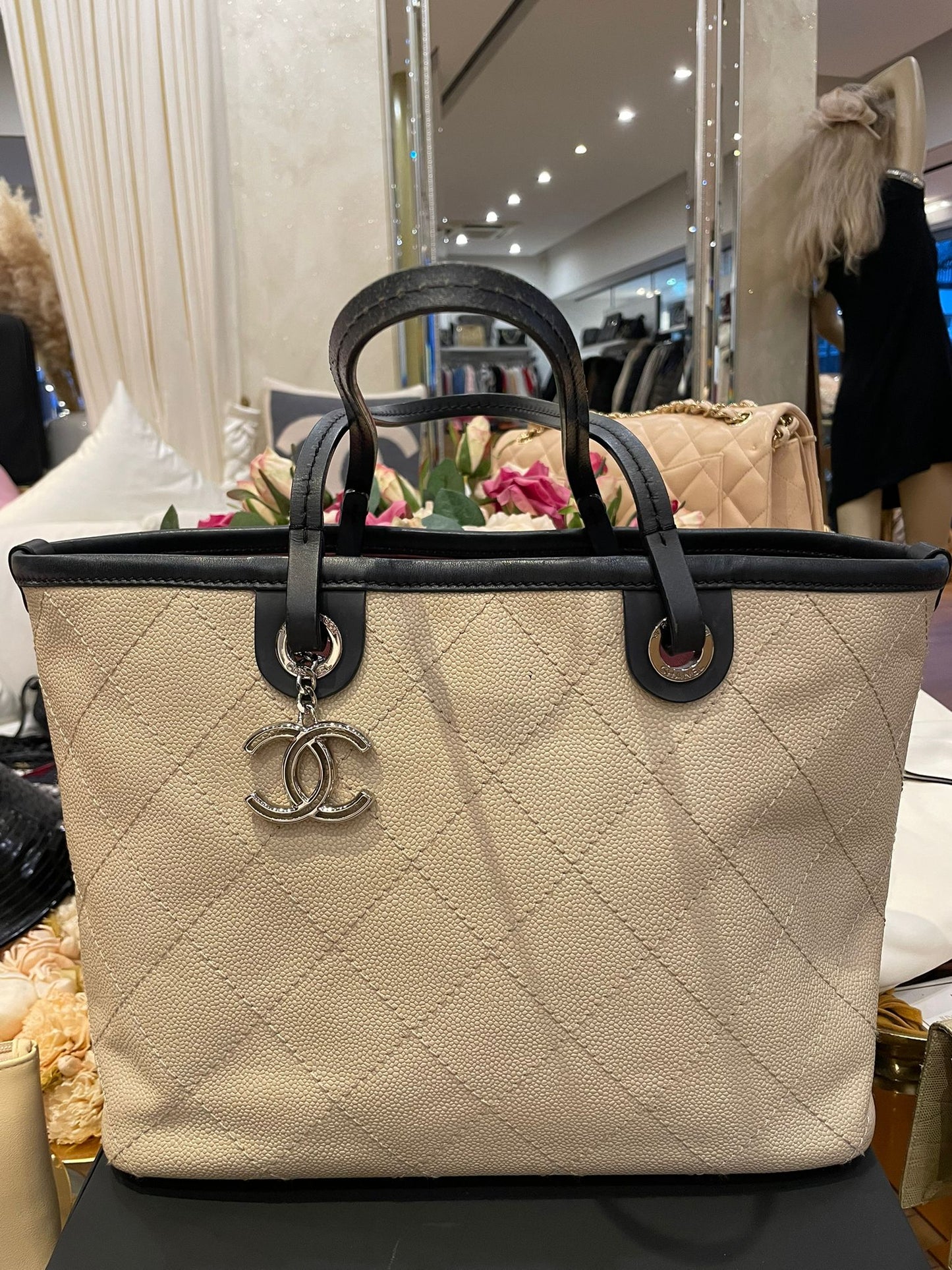 Chanel - Shopper Caviar Leder Sand Silberne Hardware