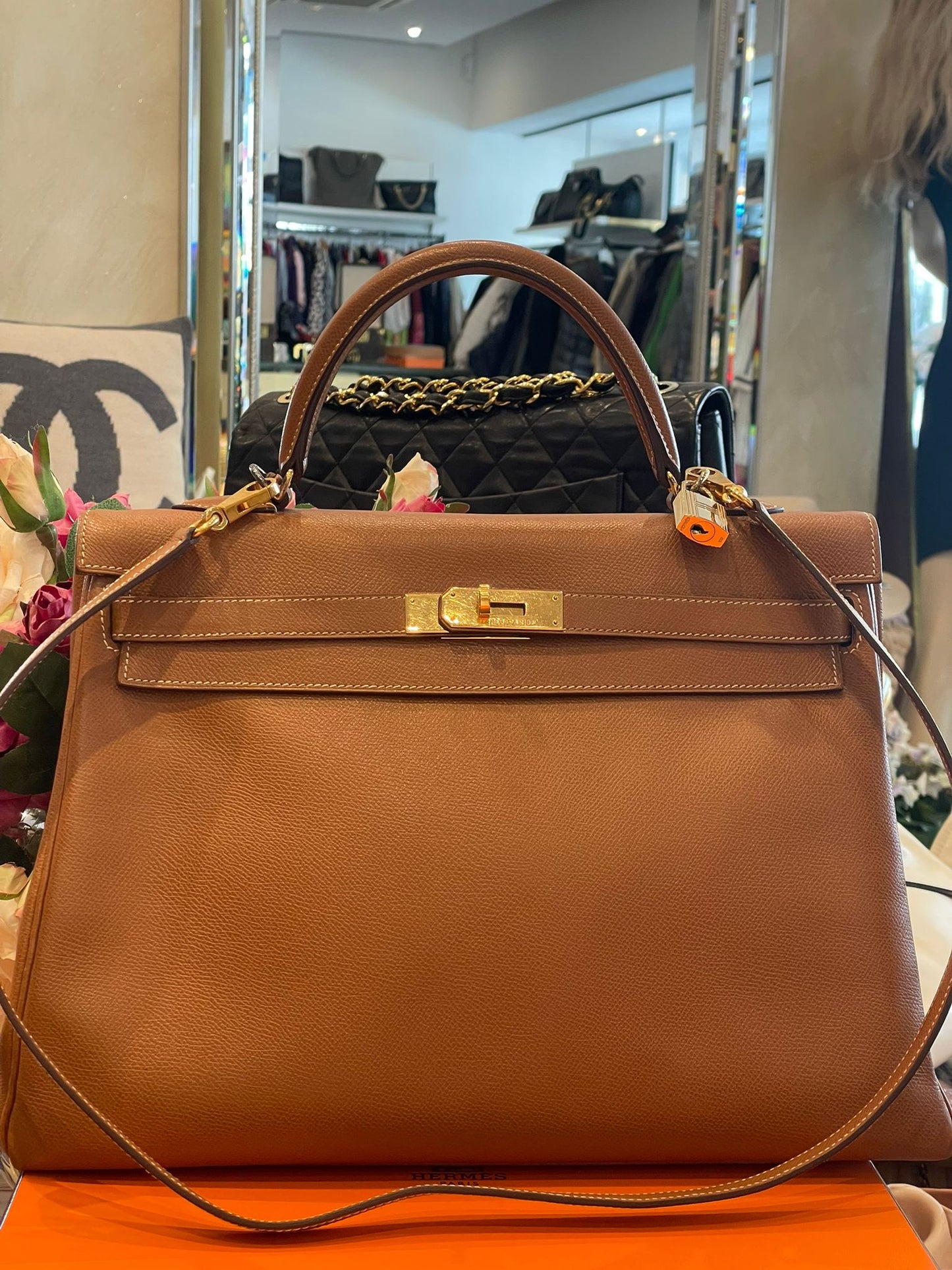 Hermès - Kelly Bag 35 Gold Courchevel Leder Goldene Hardware Blindstamp G im Quadrat