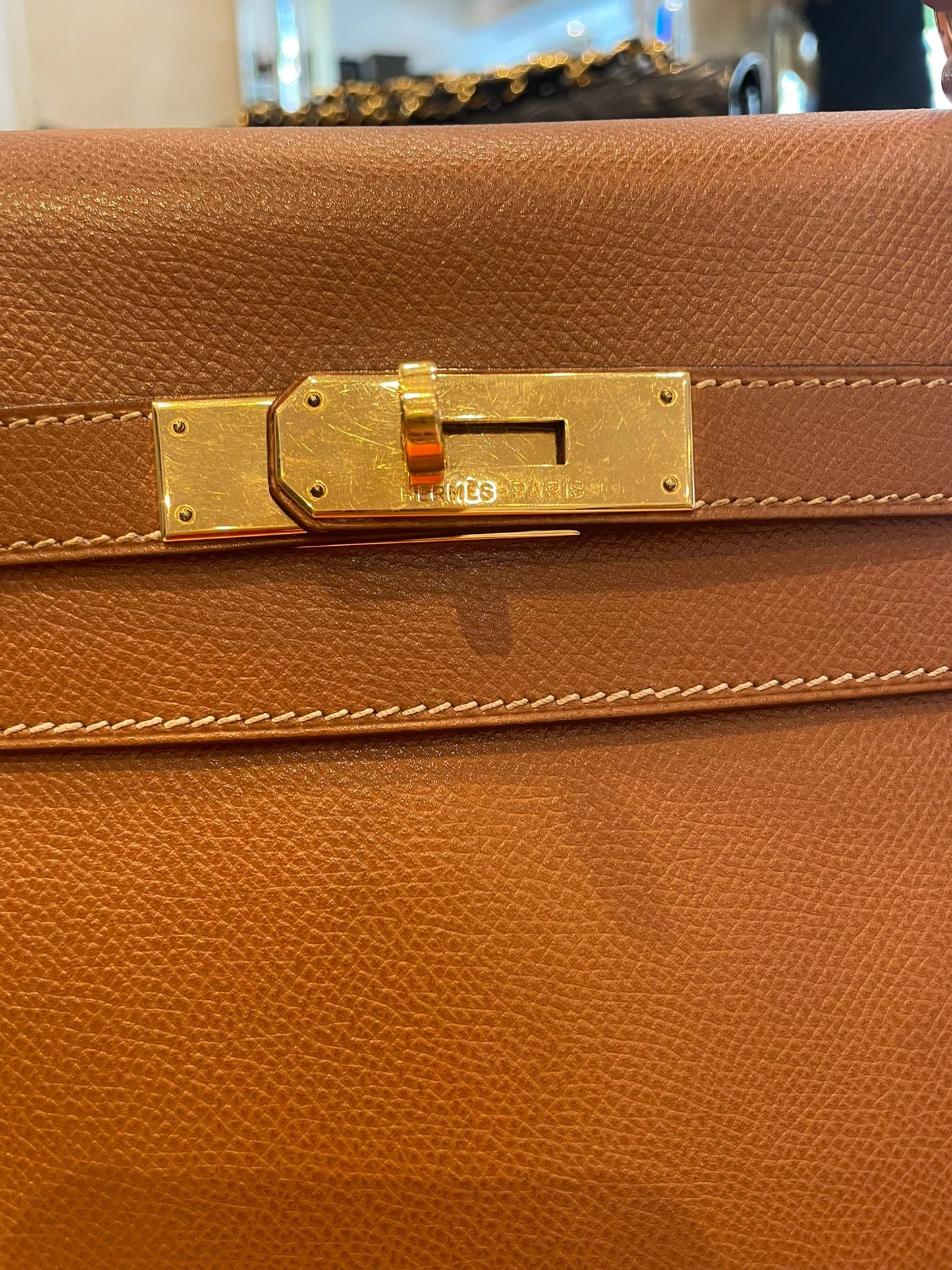 Hermès - Kelly Bag 35 Gold Courchevel Leder Goldene Hardware Blindstamp G im Quadrat