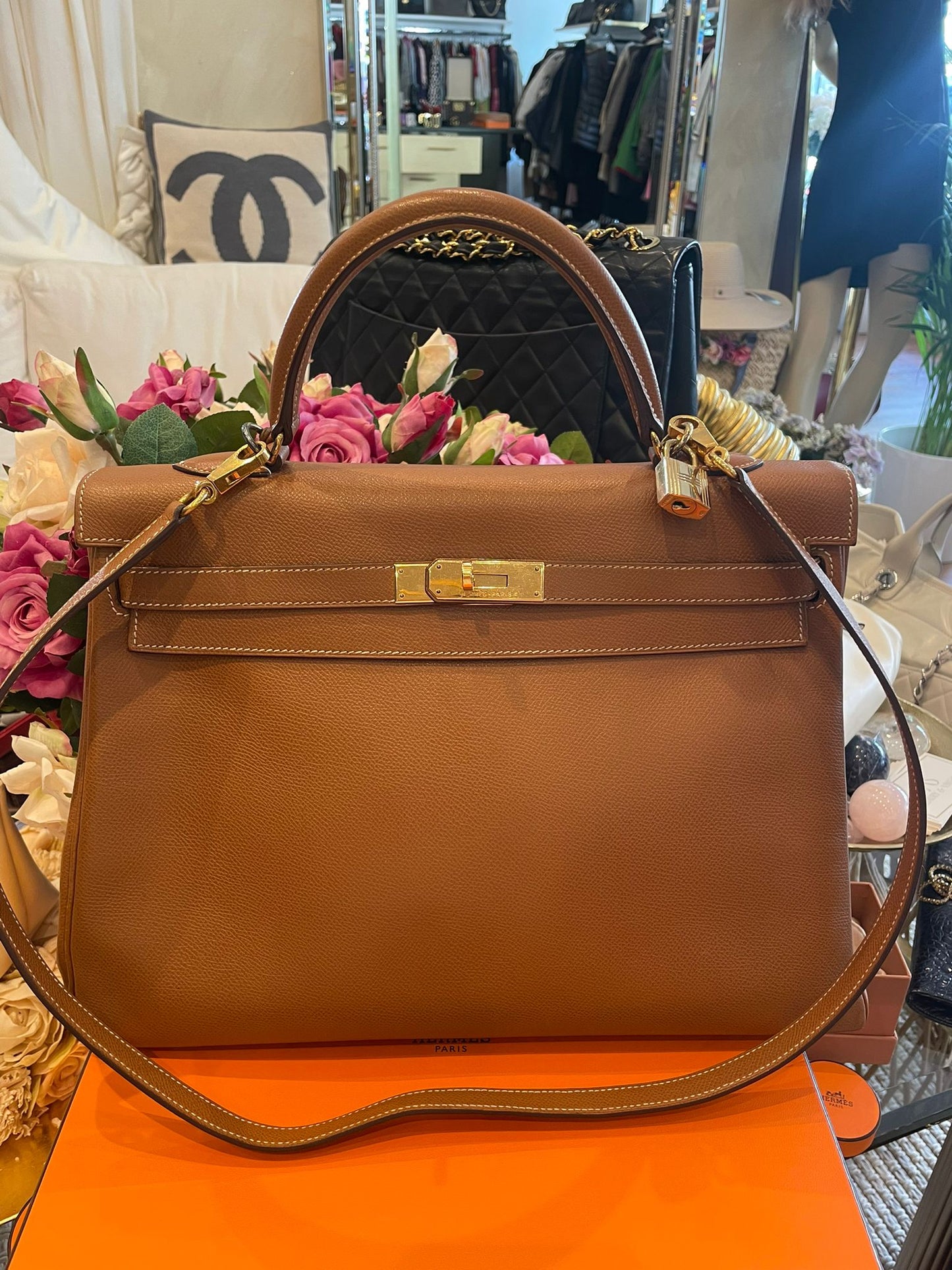 Hermès - Kelly Bag 35 Gold Courchevel Leder Goldene Hardware Blindstamp G im Quadrat