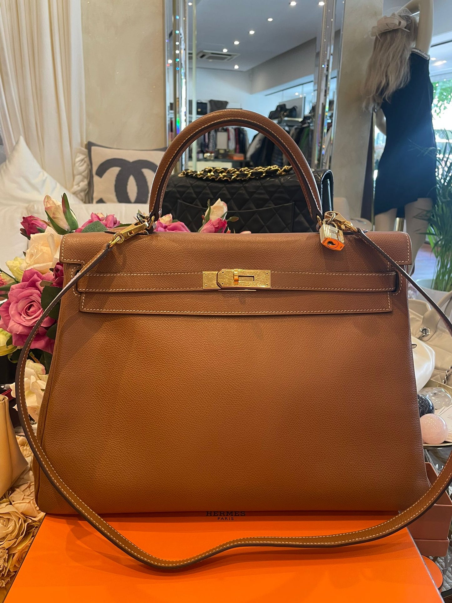 Hermès - Kelly Bag 35 Gold Courchevel Leder Goldene Hardware Blindstamp G im Quadrat
