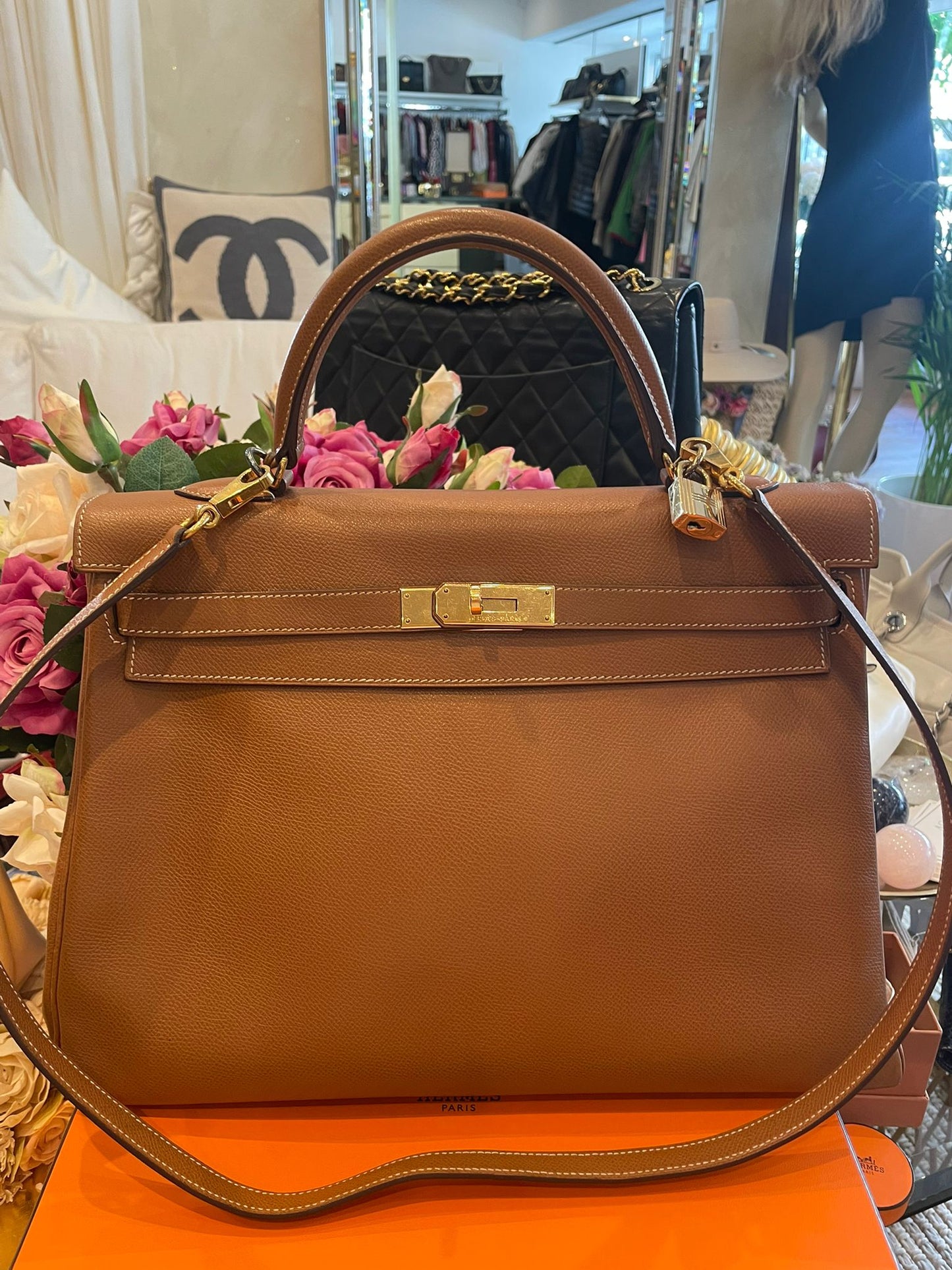 Hermès - Kelly Bag 35 Gold Courchevel Leder Goldene Hardware Blindstamp G im Quadrat