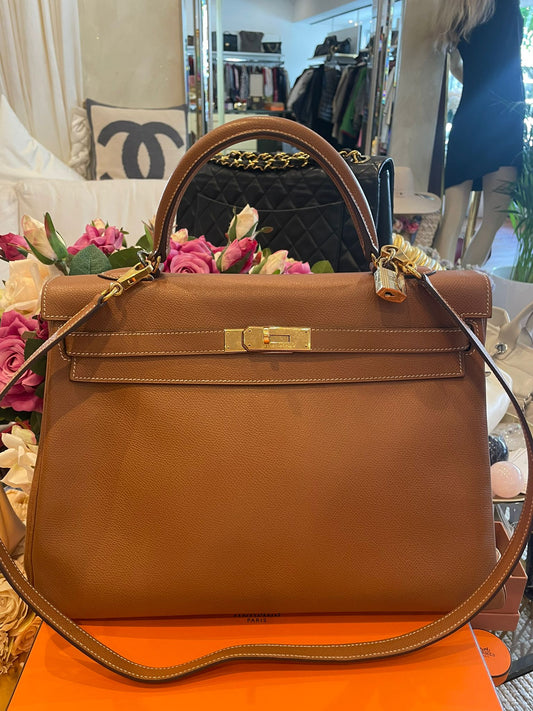 Hermès - Kelly Bag 35 Gold Courchevel Leder Goldene Hardware Blindstamp G im Quadrat
