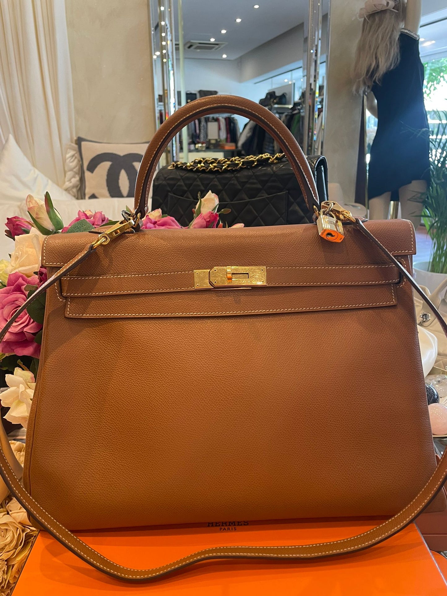 Hermès - Kelly Bag 35 Gold Courchevel Leder Goldene Hardware Blindstamp G im Quadrat