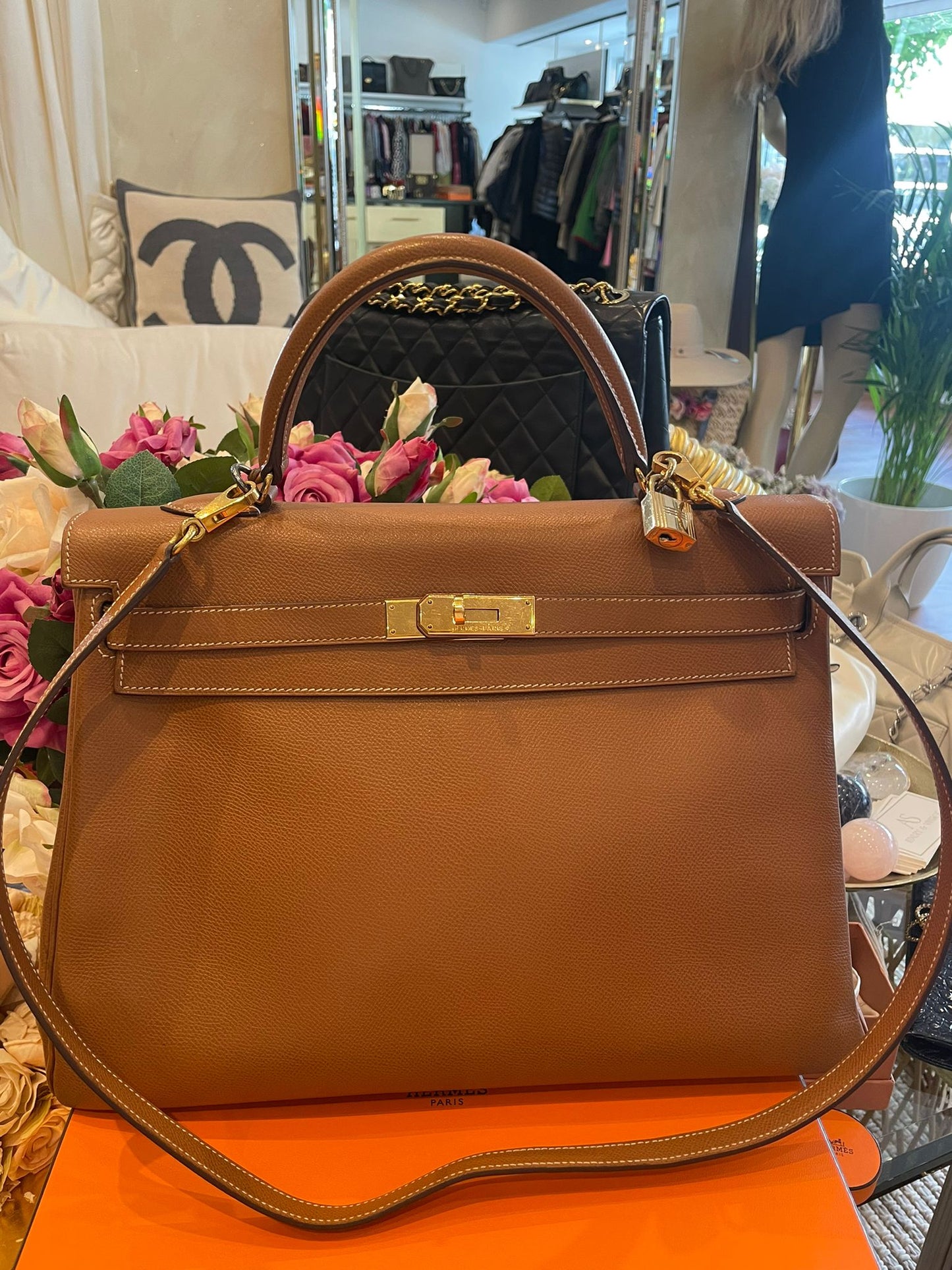 Hermès - Kelly Bag 35 Gold Courchevel Leder Goldene Hardware Blindstamp G im Quadrat