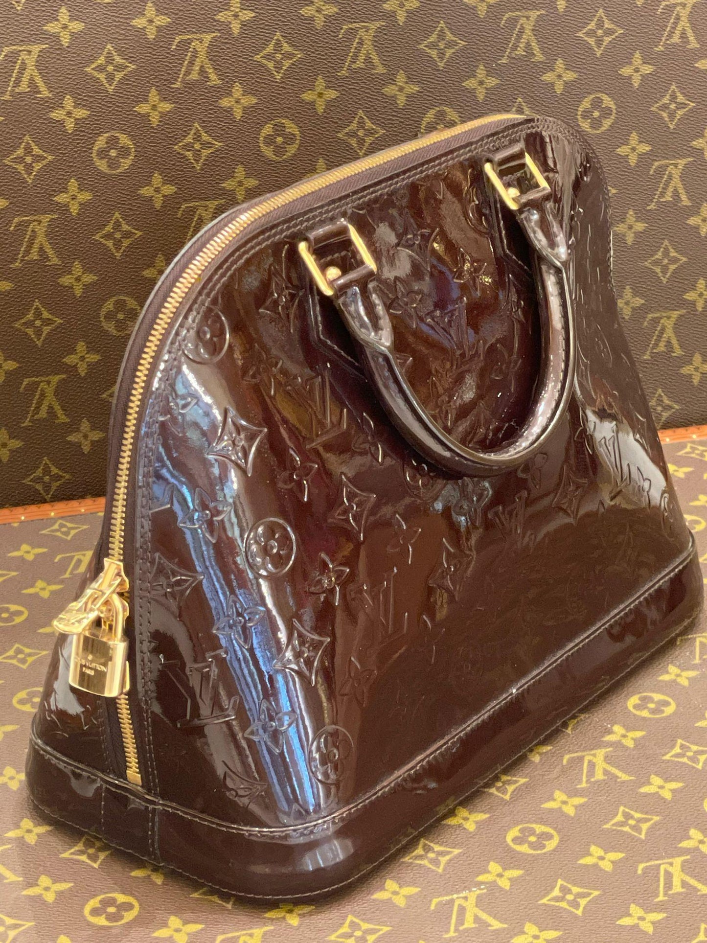 Louis Vuitton - Alma PM Monogram Vernis Leder Amaranth