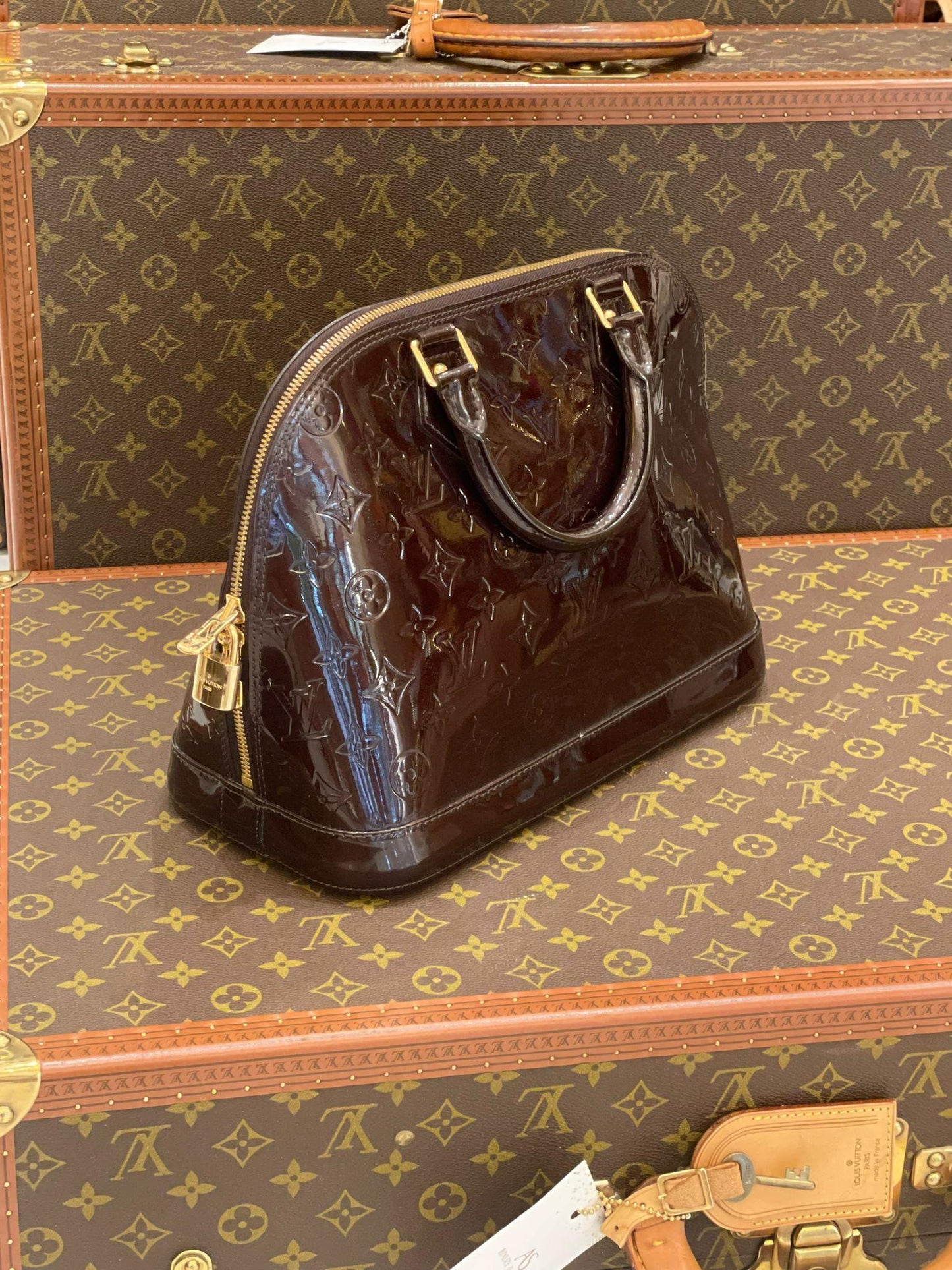 Louis Vuitton - Alma PM Monogram Vernis Leder Amaranth