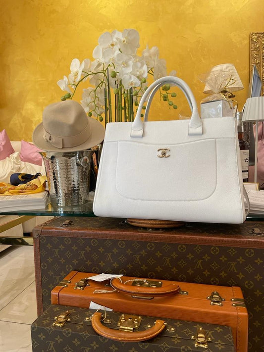 Chanel - Handtasche aus Leder in Weiß